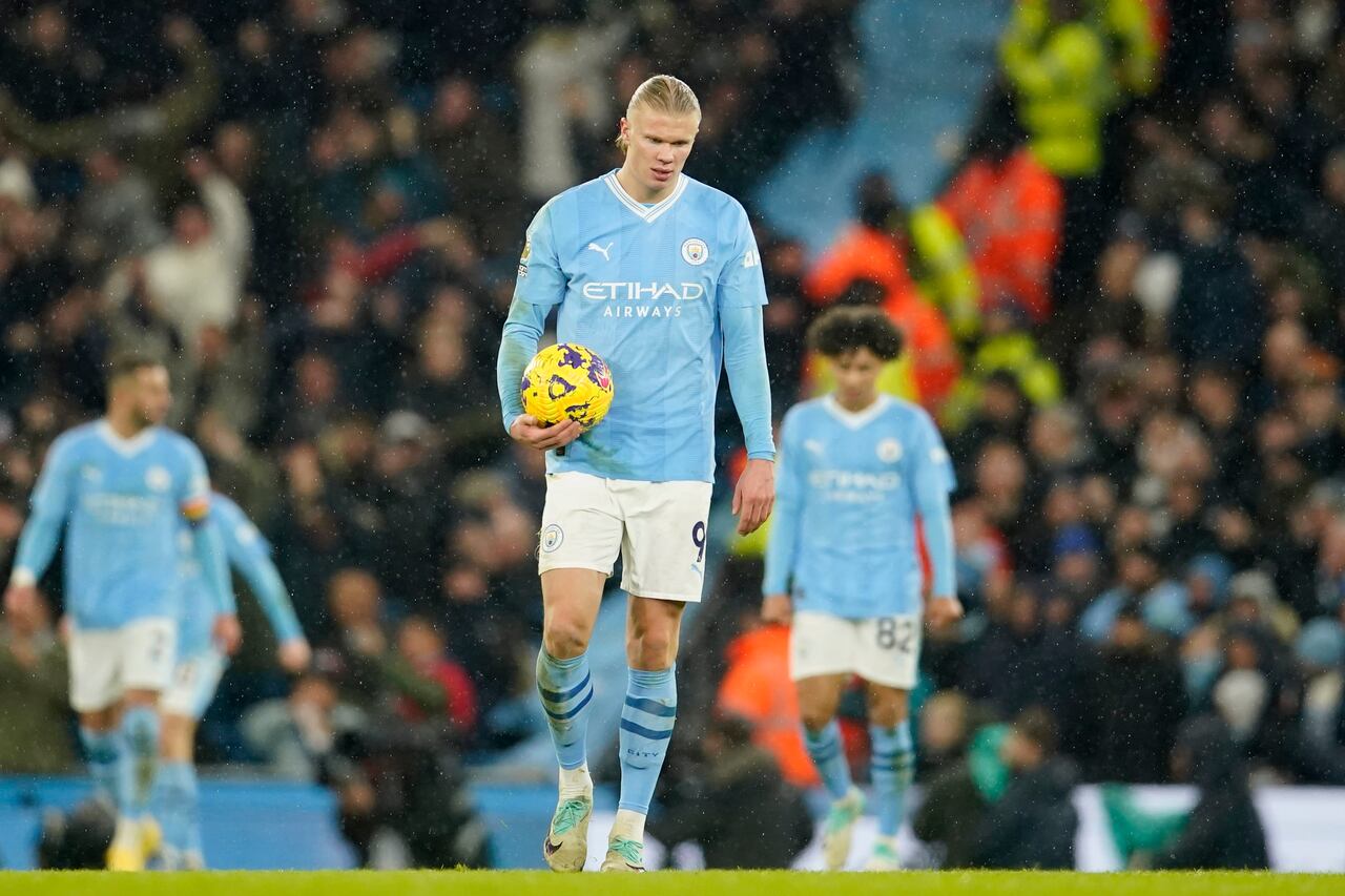 Erling Haaland, de Manchester City, reacciona después de que Dejan Kulusevski anotara el tercer gol de Tottenham, durante el partido de la Liga Premier de Inglaterra entre Manchester City y Tottenham Hotspur en el estadio Etihad, en Manchester, Inglaterra, el domingo 3 d diciembre de 2023. (AP Foto/Dave Thompson)