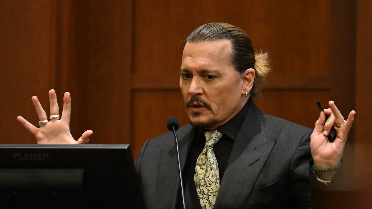 El actor estadounidense Johnny Depp testifica durante su juicio por difamación en el juzgado de circuito del condado de Fairfax en Fairfax, Virginia, el 19 de abril de 2022. - Depp está demandando a su exesposa, Amber Heard, por difamación, después de que ella escribiera un artículo de opinión en 'The Washington Post' en 2018, refiriéndose a sí misma como una "figura pública que representa el abuso doméstico". (Foto de JIM WATSON / POOL / AFP)