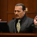 El actor estadounidense Johnny Depp testifica durante su juicio por difamación en el juzgado de circuito del condado de Fairfax en Fairfax, Virginia, el 19 de abril de 2022. - Depp está demandando a su exesposa, Amber Heard, por difamación, después de que ella escribiera un artículo de opinión en 'The Washington Post' en 2018, refiriéndose a sí misma como una "figura pública que representa el abuso doméstico". (Foto de JIM WATSON / POOL / AFP)