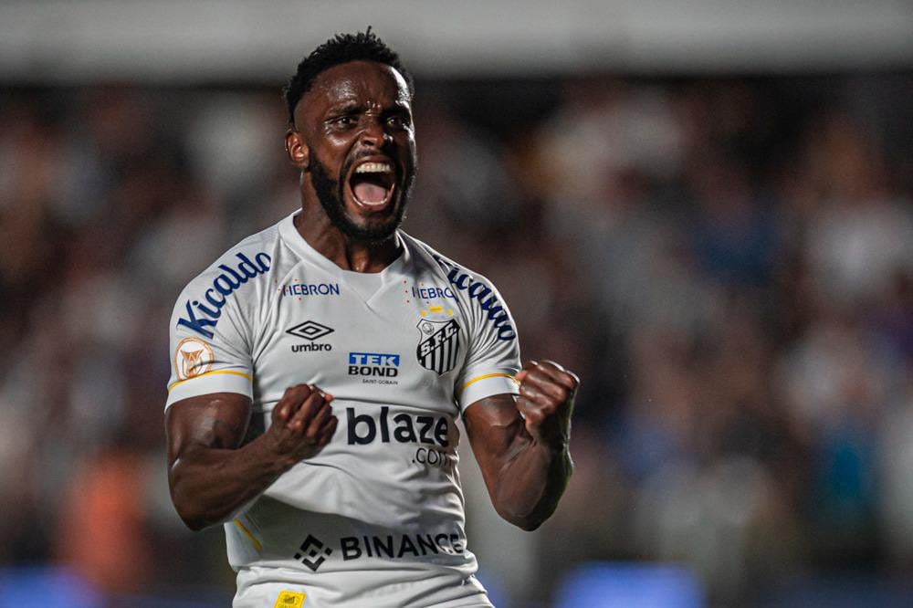 Stiven Mendoza en Santos de Brasil