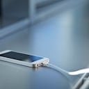 Dejar el teléfono cargando toda la noche puede dañar su batería.