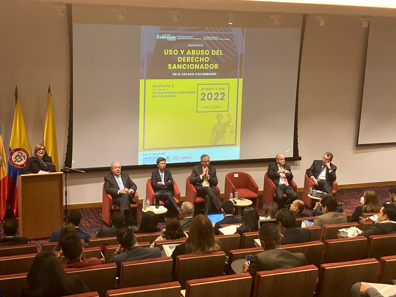 La alcaldesa Claudia López participó del seminario académico “Uso y abuso del derecho sancionador”, celebrado en la Universidad Externado de Colombia.