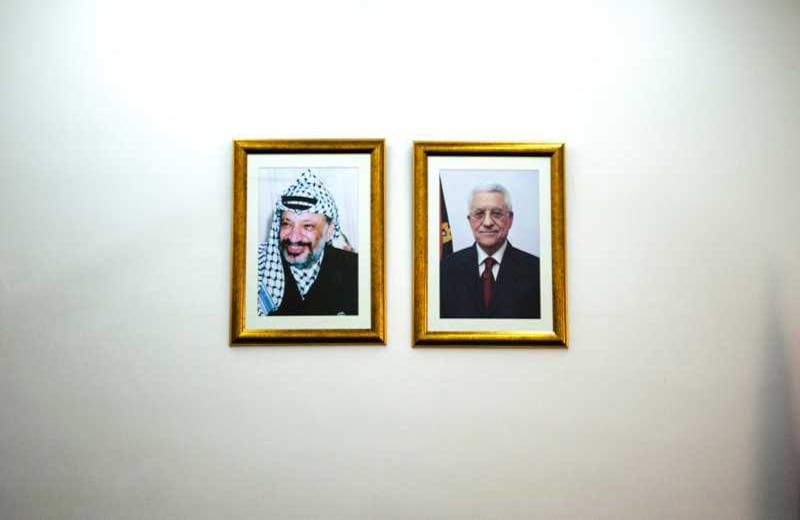 En los hogares y en los sitios de trabajo, usualmente tienen en un espacio para las fotografías de Yasir Arafat, expresidente de la Autoridad Nacional Palestina, y del actual jefe de estado, Mahmud Abás.
