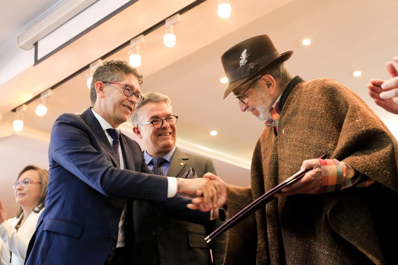 Jorge Velosa recibió el doctorado honoris causa de la Uptc.