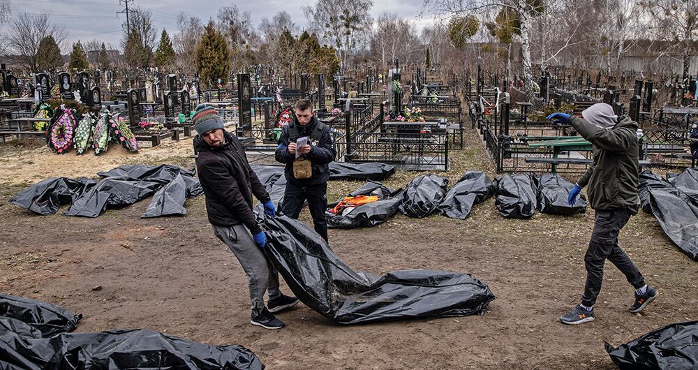 En la ciudad ucraniana de Bucha se encontraron decenas de cadáveres con ropa de civiles.