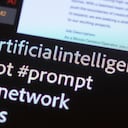 Un primer plano extremo de la pantalla de un teléfono inteligente que muestra hashtags en una pantalla oscura. Han explicado detalladamente la IA; inteligencia artificial; chatbot; inmediato; Red neuronal y robótica. Es decir: #ai #inteligenciaartificial #chatbot #prompt #neuralnetwork #robotics