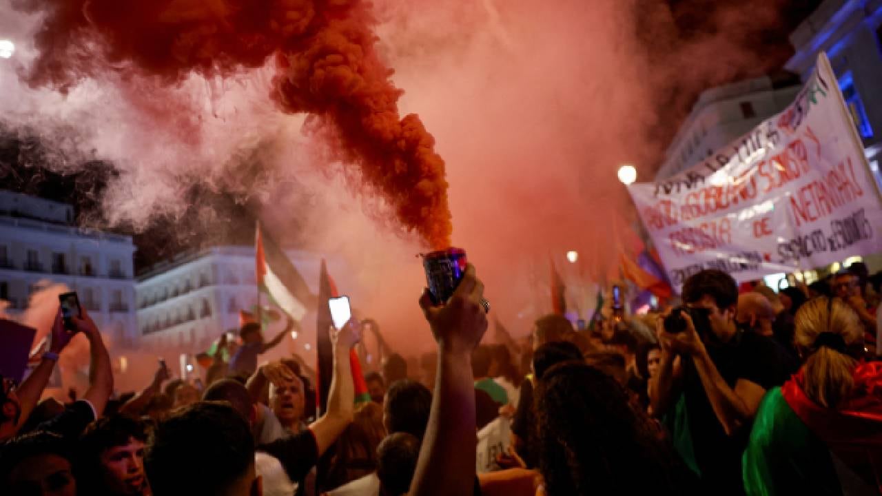 La gente protesta en medio del actual conflicto entre Israel y el grupo militante palestino Hamás, en Madrid.