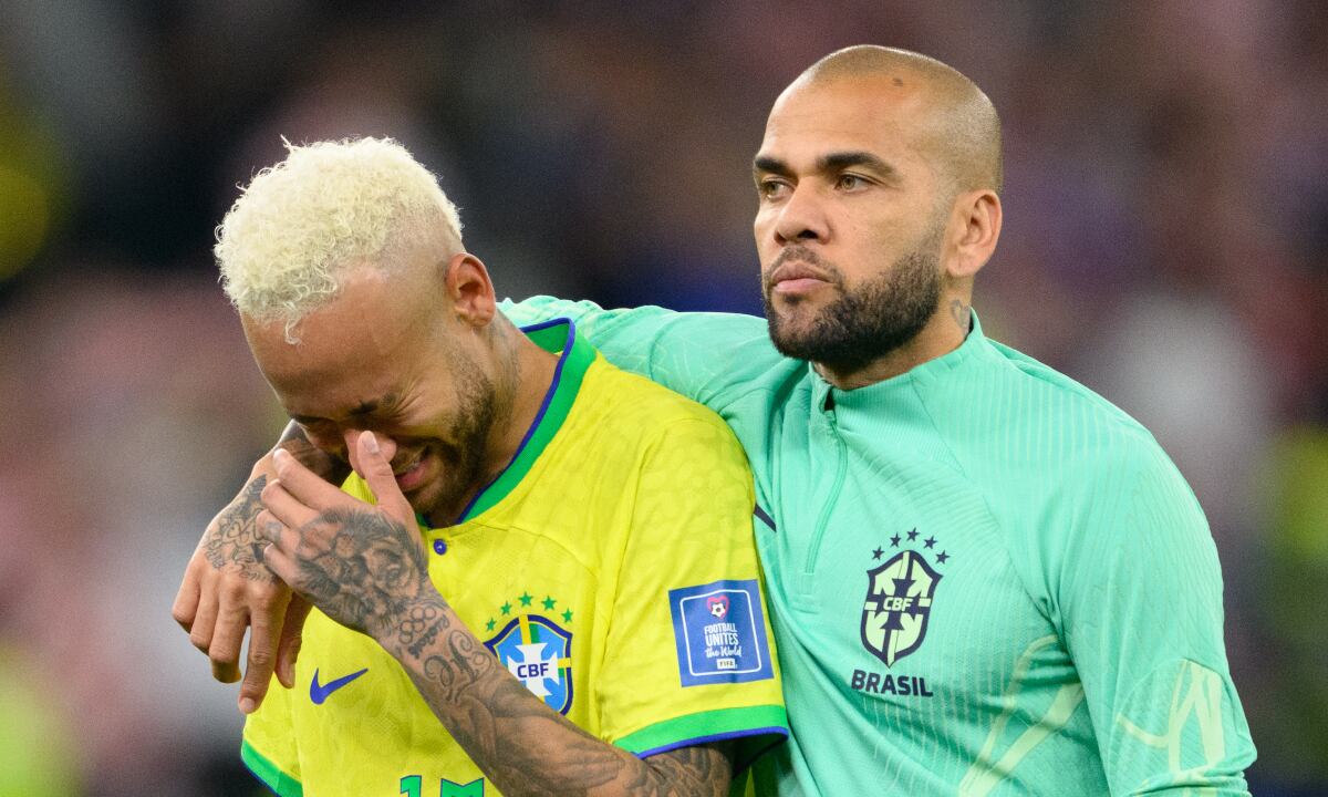 09 December 2022, Qatar, Al-Rajjan: Soccer: World Cup, Croatia - Brazil, final round, quarterfinal, Education City Stadium. Brazil's Dani Alves (r) comforts the crying Brazil's Neymar after the match. Photo: Robert Michael/dpa (Photo by Getty Images/Robert Michael/picture alliance)