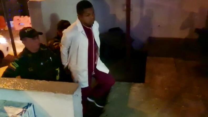 El falso médico fue llevado ante las autoridades.