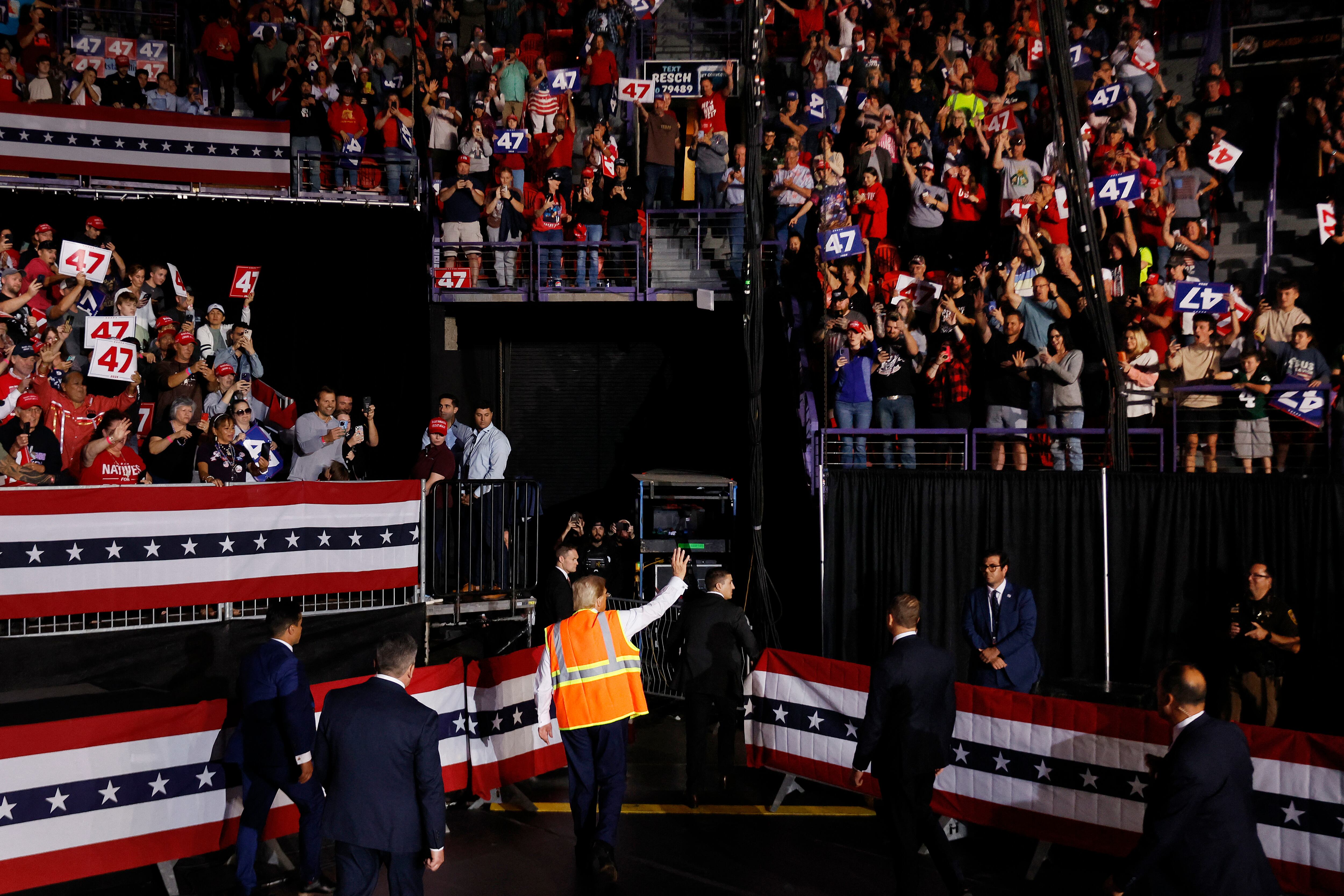 El candidato presidencial republicano, el expresidente Donald Trump, usa un chaleco de seguridad.