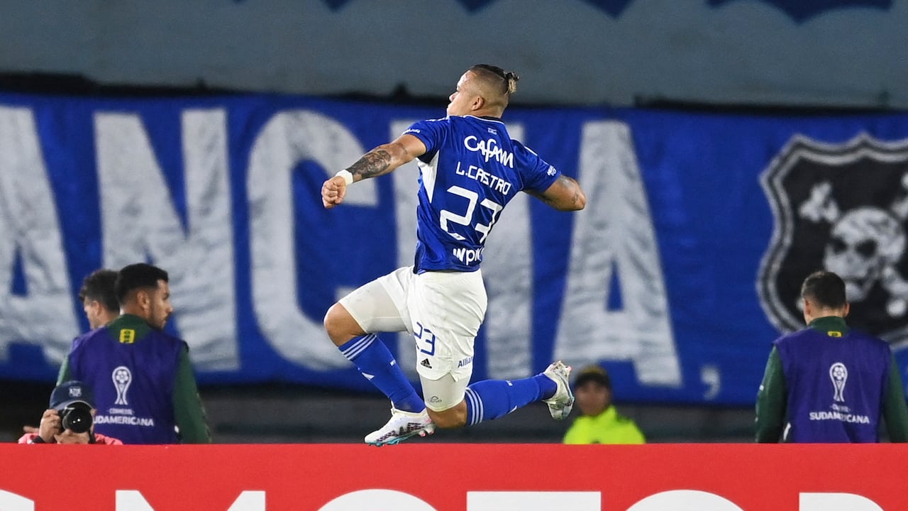 Leonardo Castro celebrando un gol frente a Defensa y Justicia por Copa Sudamericana.