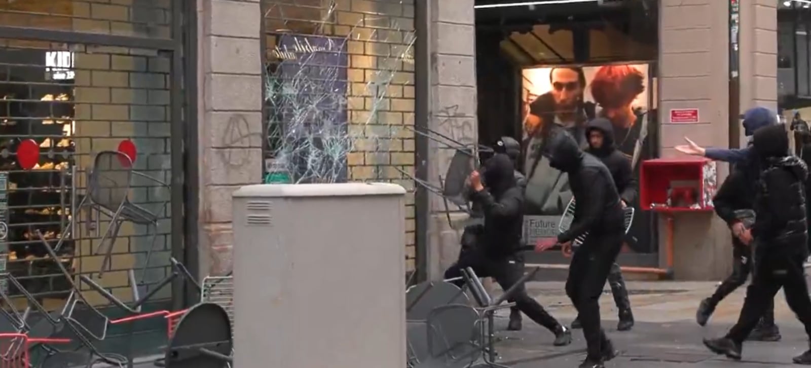 Los saqueos registrados en el centro de Milán durante las protestas de este 18 de octubre dejaron daños en establecimientos comerciales y motivaron nuevos operativos de las fuerzas de seguridad.
