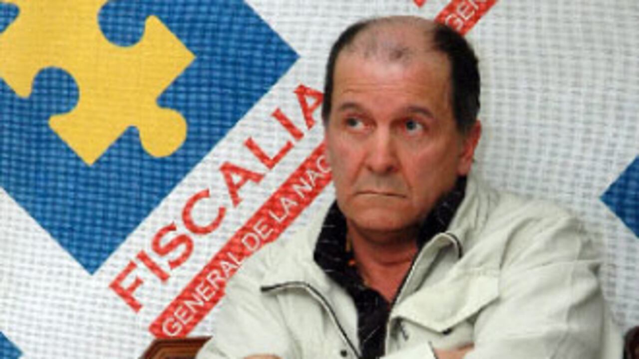 Iván Roberto Duque, alias ‘Ernesto Báez ’, jefe paramilitar nacido en Aguadas y quien siempre tuvo gran influencia en Caldas y el Magdalena Medio. Abajo, los facsímiles de los correos electrónicos que se cruzó con tres importantes políticos