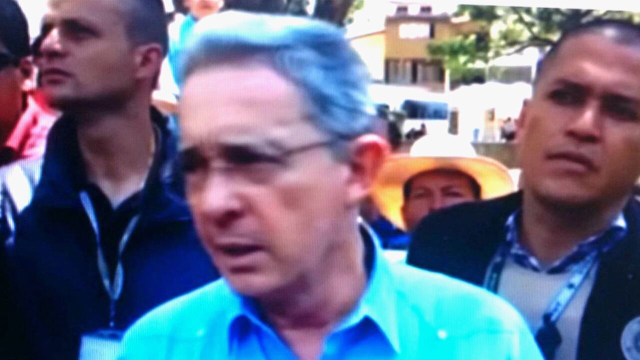 Álvaro Uribe, este lunes durante su visita a Salgar el pueblo donde se crió y hoy afectado por la tragedia.