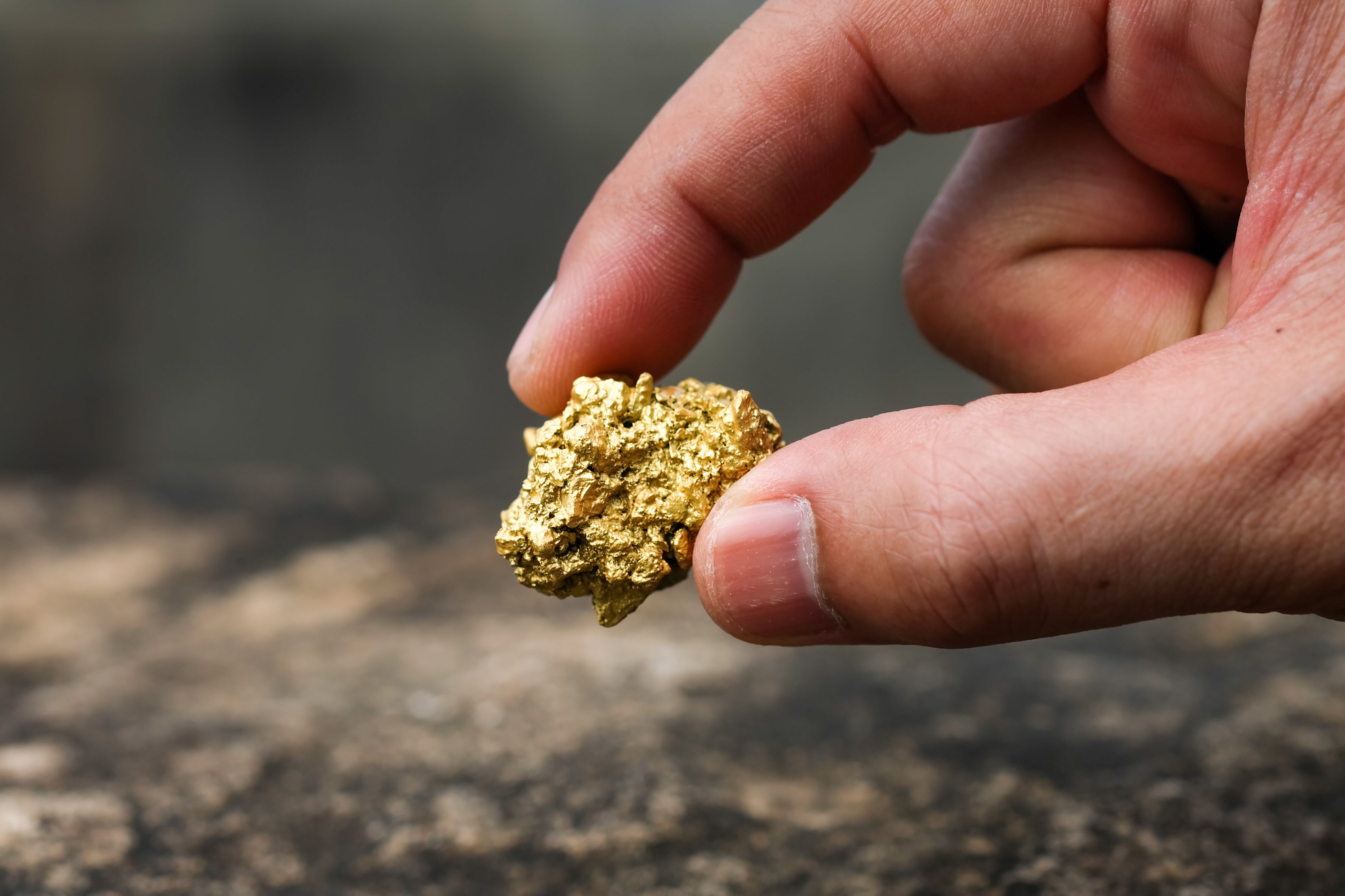 El oro en estado puro es un mineral que se encuentra en las entrañas de la tierra. (Foto:123RF)