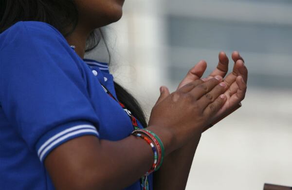 Una de las niñasindigenas, de tan sólo once años, fue la crompositora de la canción utilizada en el acto como simbolo de Paz.