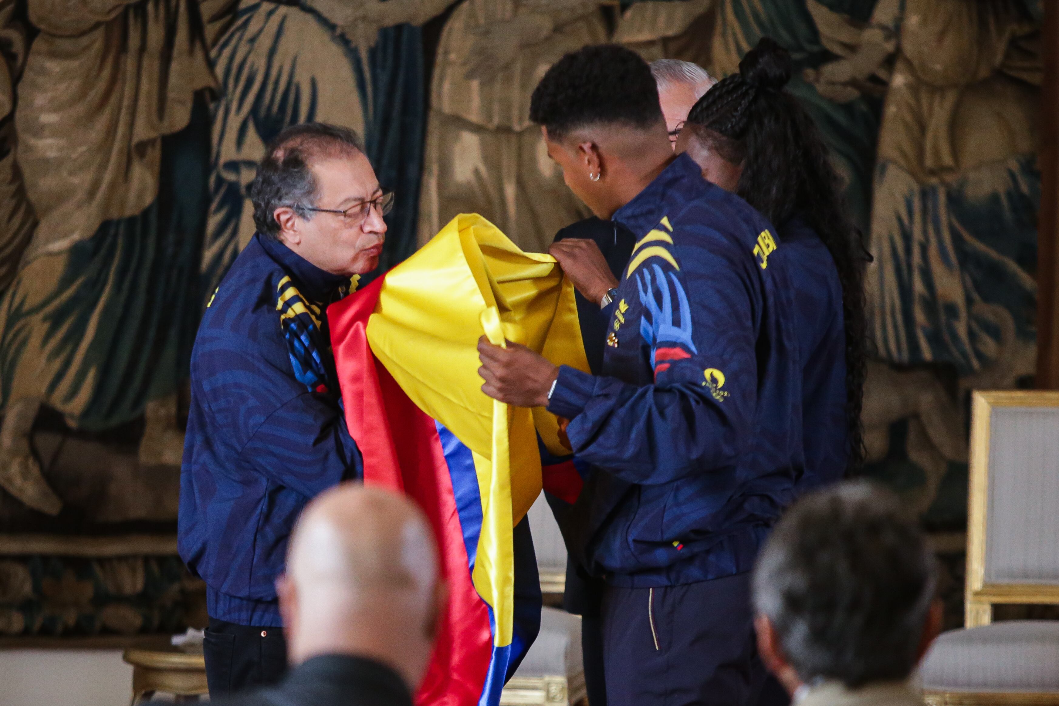 Bogotá. Junio 3 de 2024. El presidente de la República, Gustavo Petro, en compañía del ministerio del deporte, y la presidencia del Comité Olímpico Colombiano, hacen entrega del Pabellón Nacional a la delegación colombiana para los juegos Olímpicos de Paris 2024. (Colprensa - Mariano Vimos)