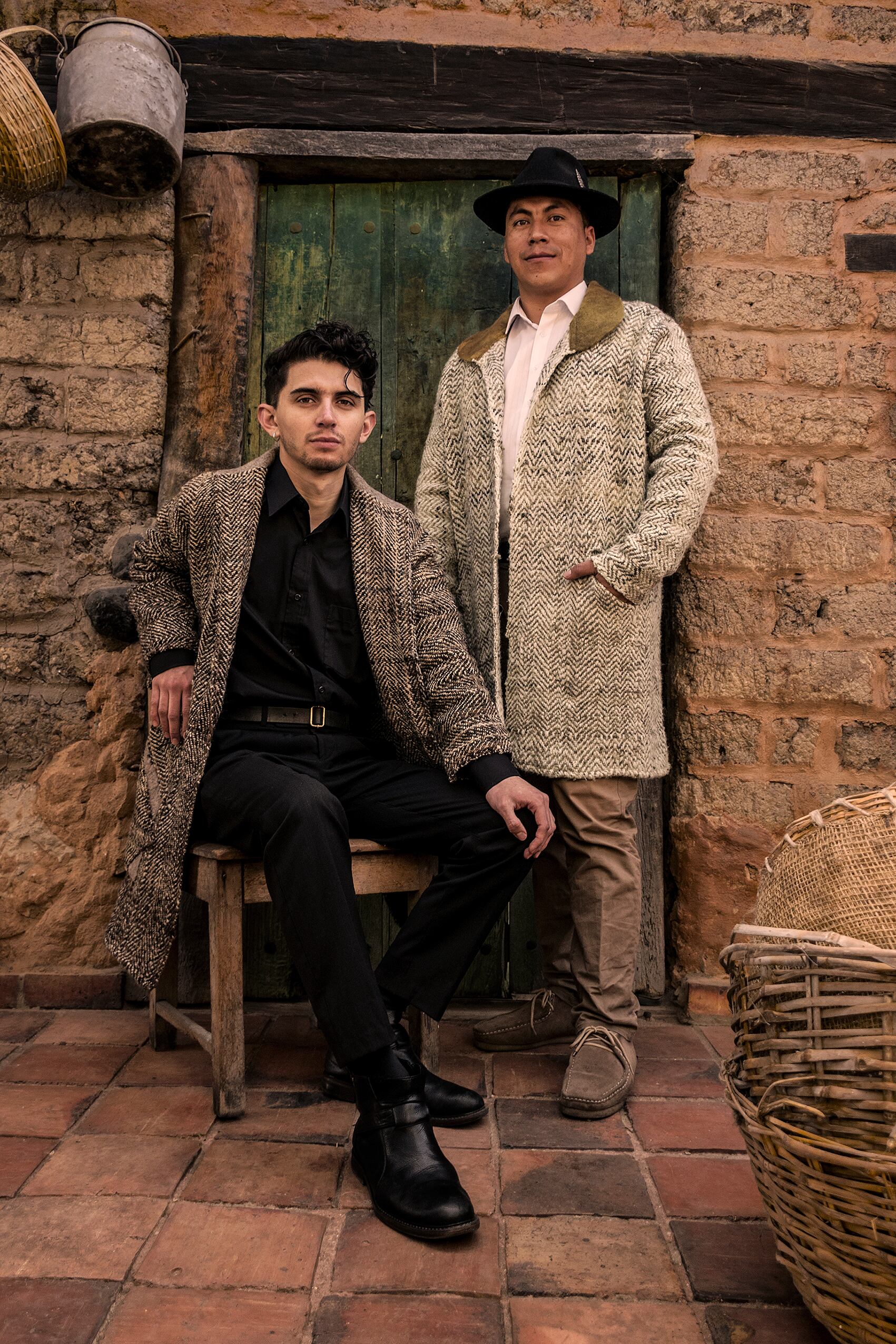 El artista plástico Francisco Gómez y el diseñador textil Silvino Patiño, fundadores del taller, crecieron rodeados por la tradición del hilado y el tejido en el altiplano cundiboyacense.