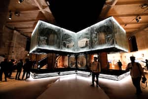 Los visitantes caminan alrededor de la instalación "Cultura material: repensar el sustrato físico para vivir juntos" durante una vista previa para la prensa de la exposición "¿Cómo viviremos juntos?" Parte de la exposición Bienal Internacional de Arquitectura, en Venecia, Italia, el jueves 20 de mayo, 2021. Foto: AP / Alessandra Tarantino.