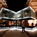 Los visitantes caminan alrededor de la instalación "Cultura material: repensar el sustrato físico para vivir juntos" durante una vista previa para la prensa de la exposición "¿Cómo viviremos juntos?" Parte de la exposición Bienal Internacional de Arquitectura, en Venecia, Italia, el jueves 20 de mayo, 2021. Foto: AP / Alessandra Tarantino.