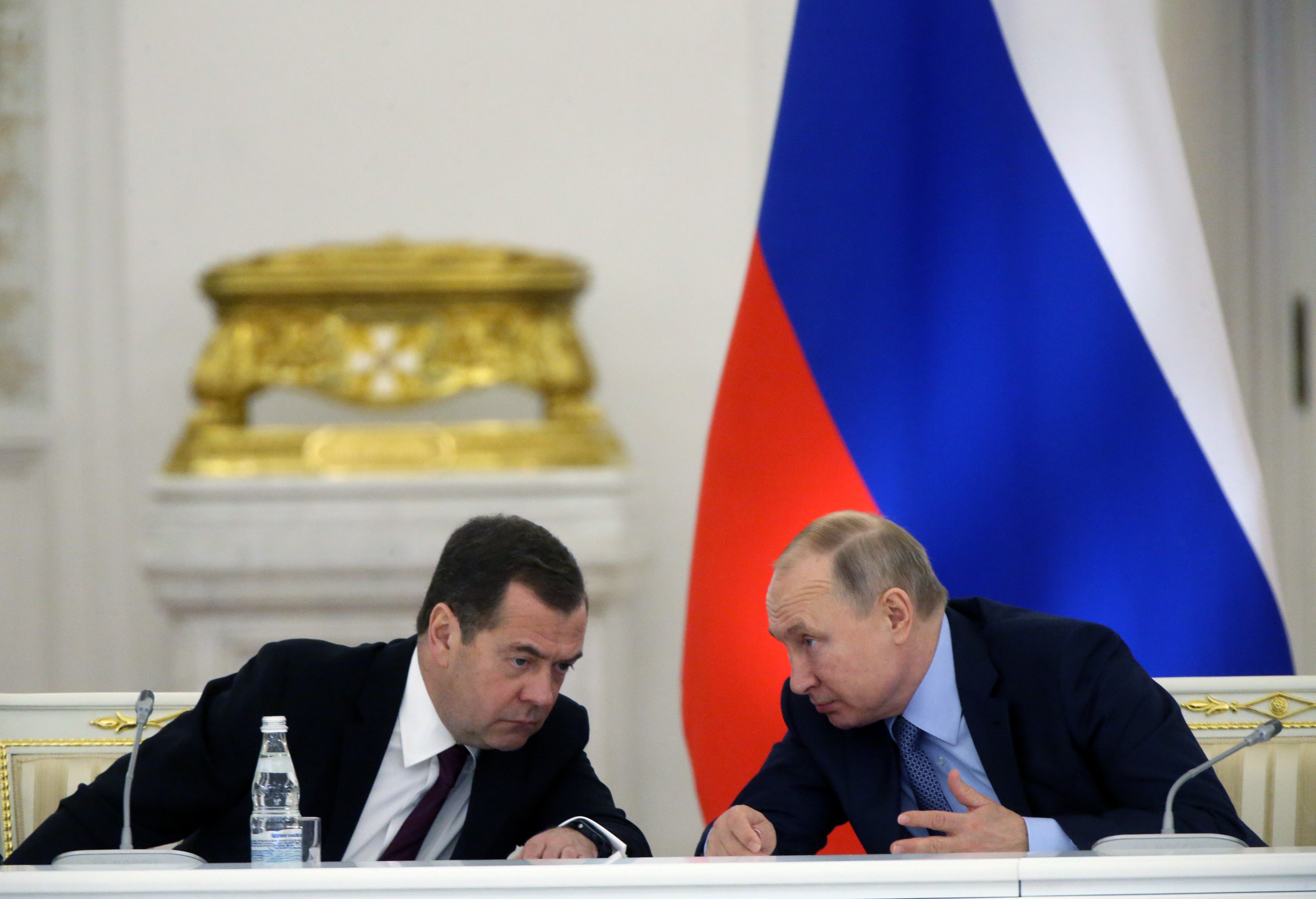 El presidente ruso Vladimir Putin (R) conversa con el primer ministro Dmitry Medvedev (L) durante la reunión del Consejo de Estado en el Gran Palacio del Kremlin el 26 de diciembre de 2019 en Moscú, Rusia.