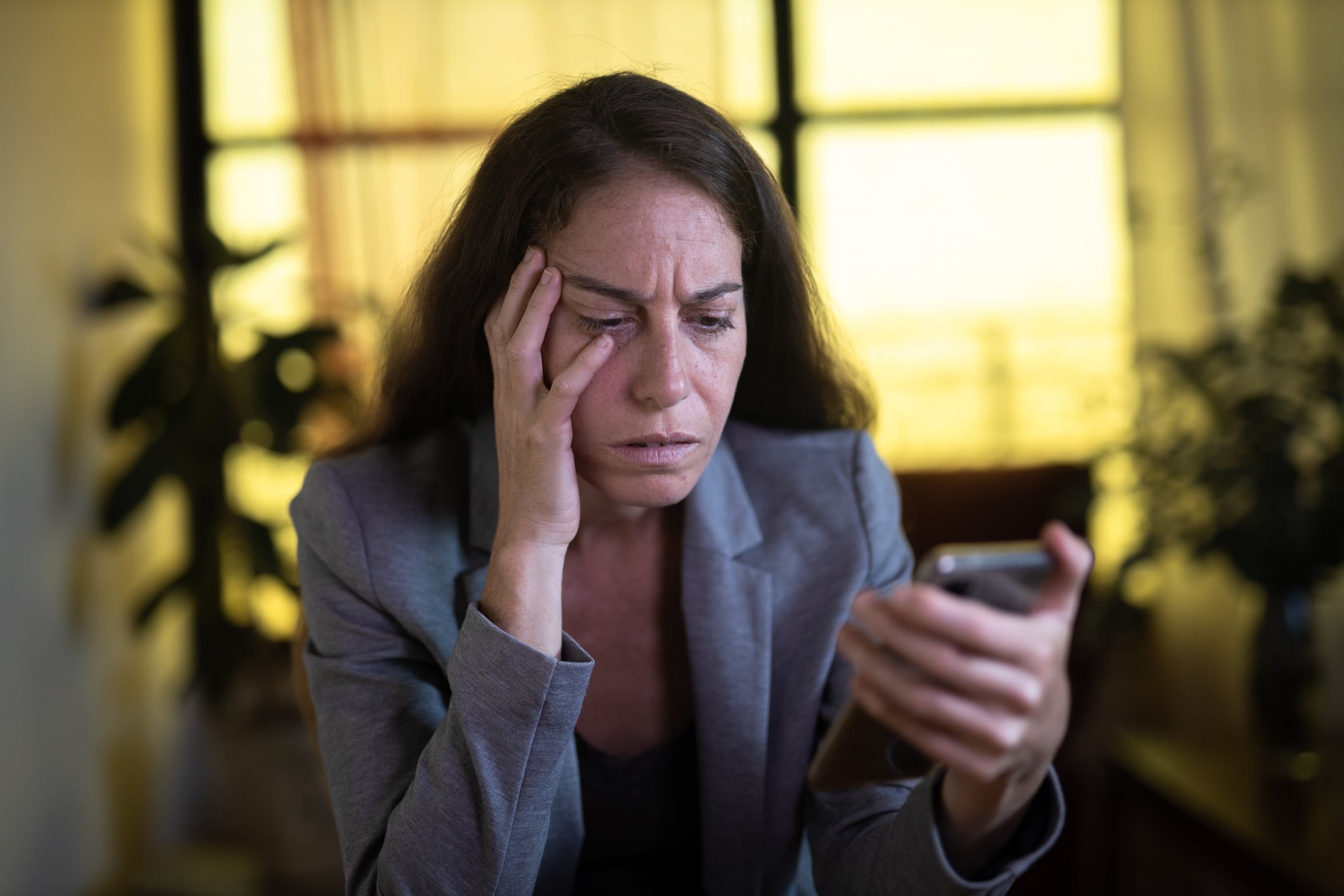 Las estafas digitales aprovechan los días festivos y el alto uso del celular.