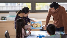 Según el documento ‘Opinión sobre el valor y el futuro de la educación en lenguas’ de la Universidad de Jyväskylä Group de Finlandia, el aprendizaje de un segundo idioma aumenta la capacidad de resolución de problemas, el pensamiento crítico y la escucha, además de mejorar la memoria, la concentración y la capacidad multitarea. Foto: Cortesía HP Inc