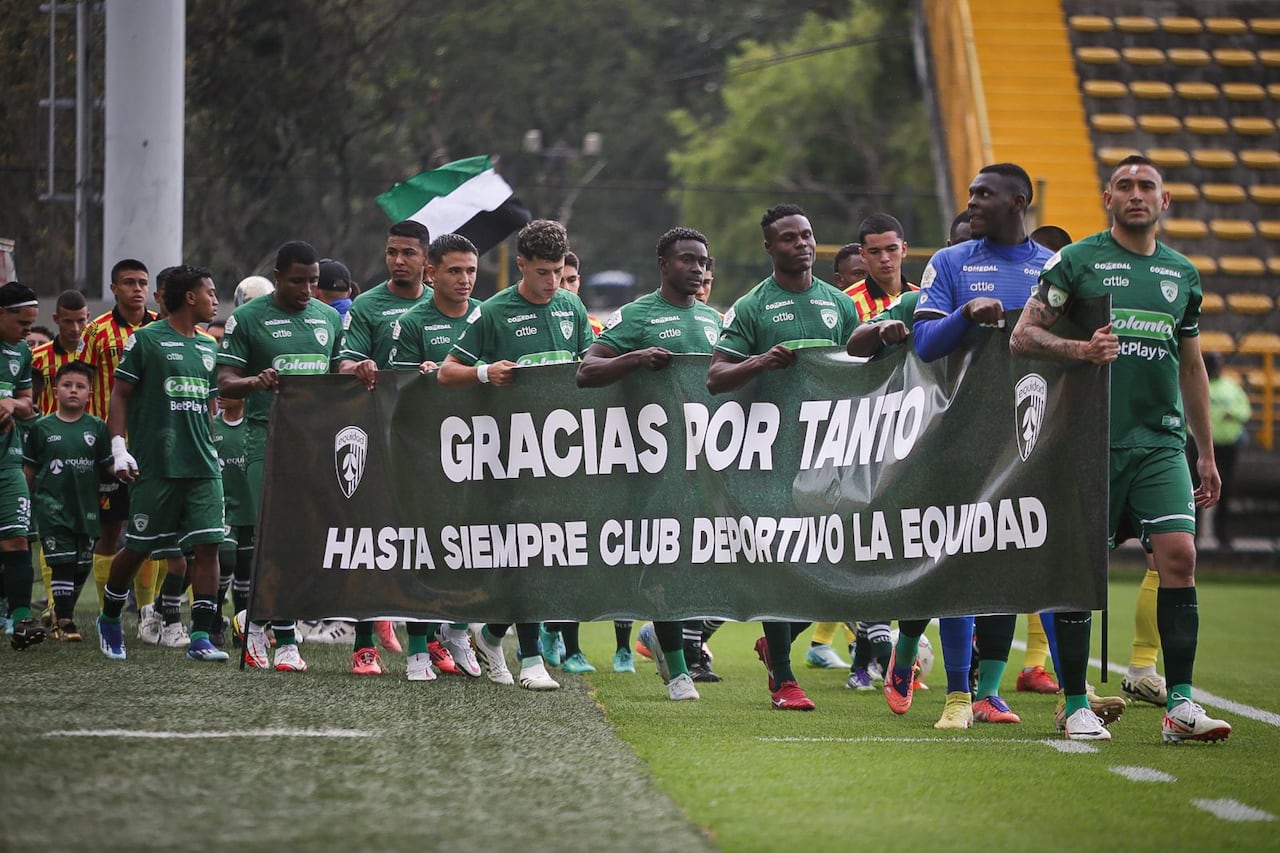 Momento en que jugadores de La Equidad salen a disputar su último partido en el FPC.