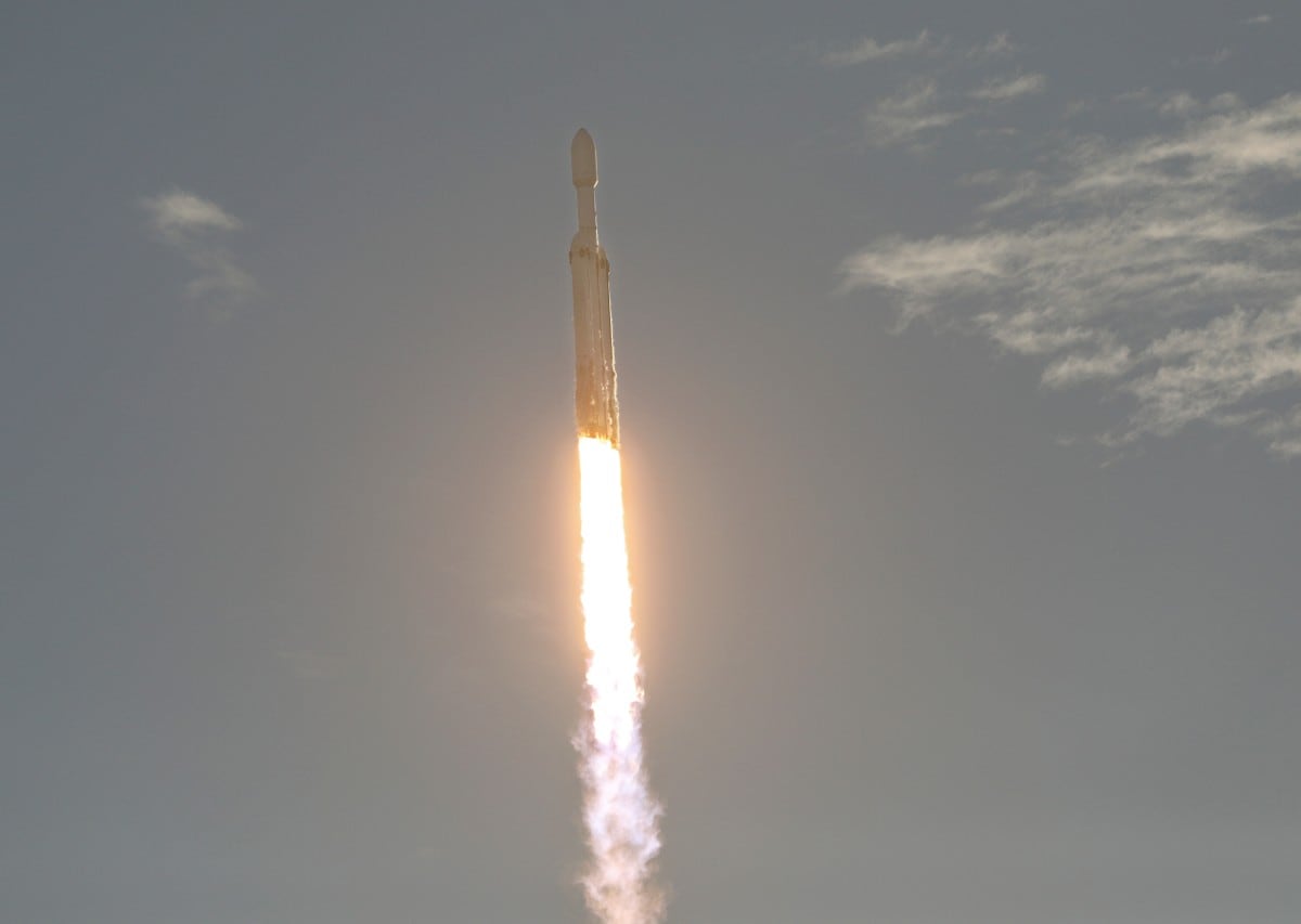 La NASA lanzó un telescopio capaz de mirar miles de millones de años hacia el pasado.