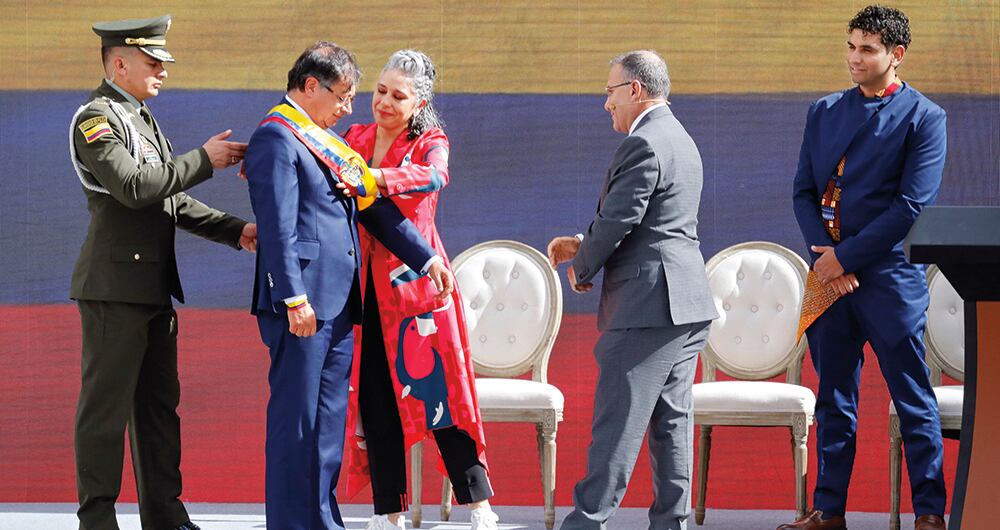 Roy Barreras, presidente del Senado, invitó a María José Pizarro, hija del asesinado líder del M-19 Carlos Pizarro, a ponerle la banda presidencial a Gustavo Petro. Fue un acto emocionante y simbólico.