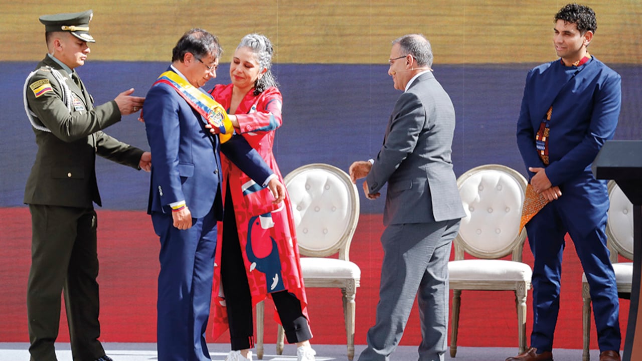 Roy Barreras, presidente del Senado, invitó a María José Pizarro, hija del asesinado líder del M-19 Carlos Pizarro, a ponerle la banda presidencial a Gustavo Petro. Fue un acto emocionante y simbólico.