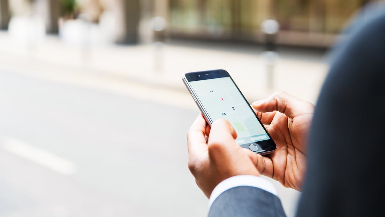 Usuario de Uber solicitando un servicio (Getty Images)