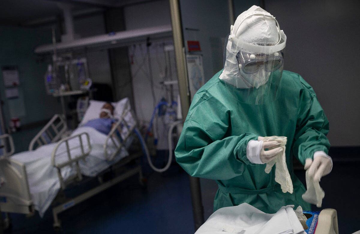 El trabajo meticuloso de los enfermeros sobre desinfección y los protocolos de bioseguridad. Foto: Esteban Vega/ SEMANA