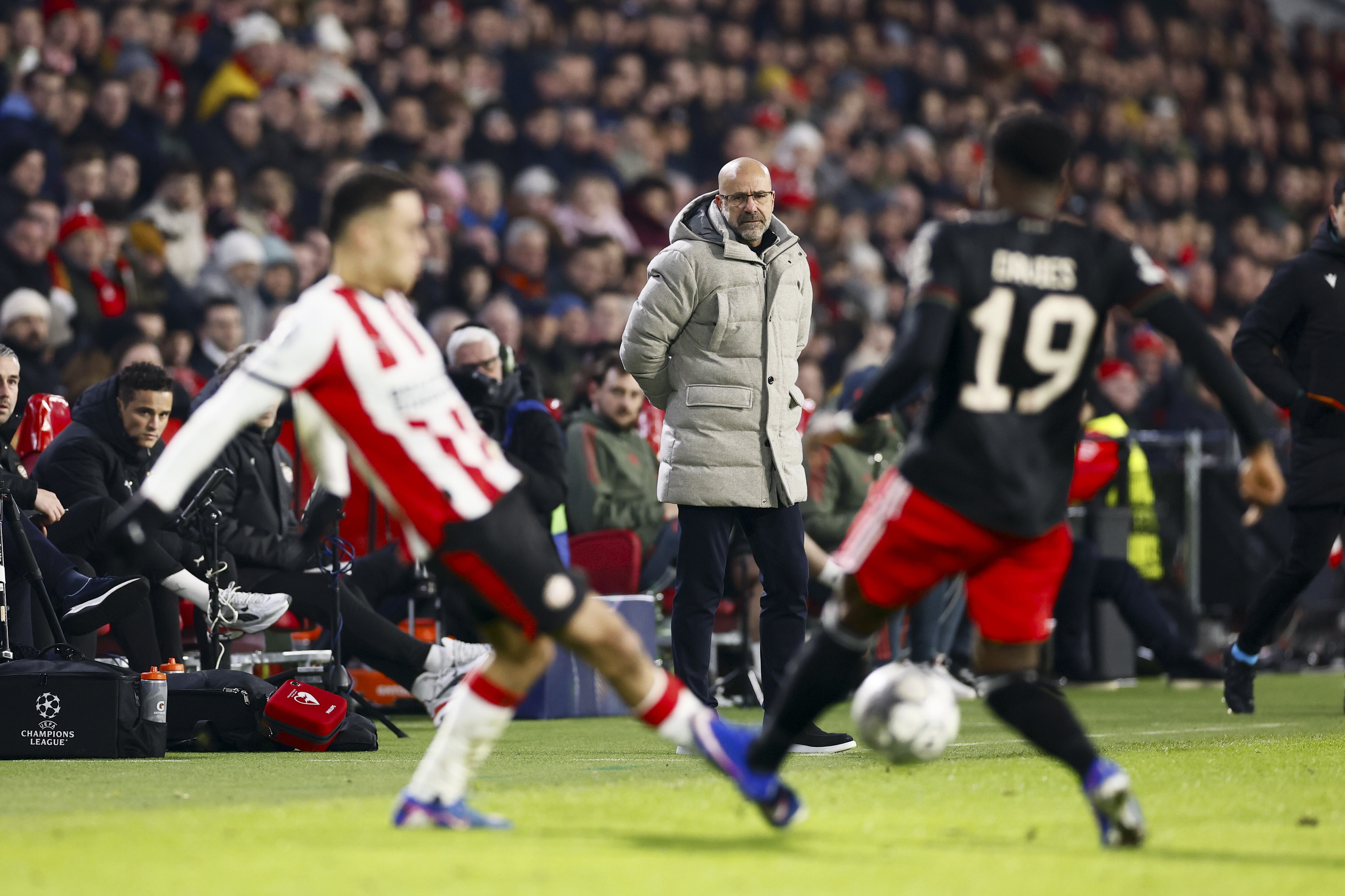 Peter Bosz durante el partido PSV vs. Bayern Múnich.