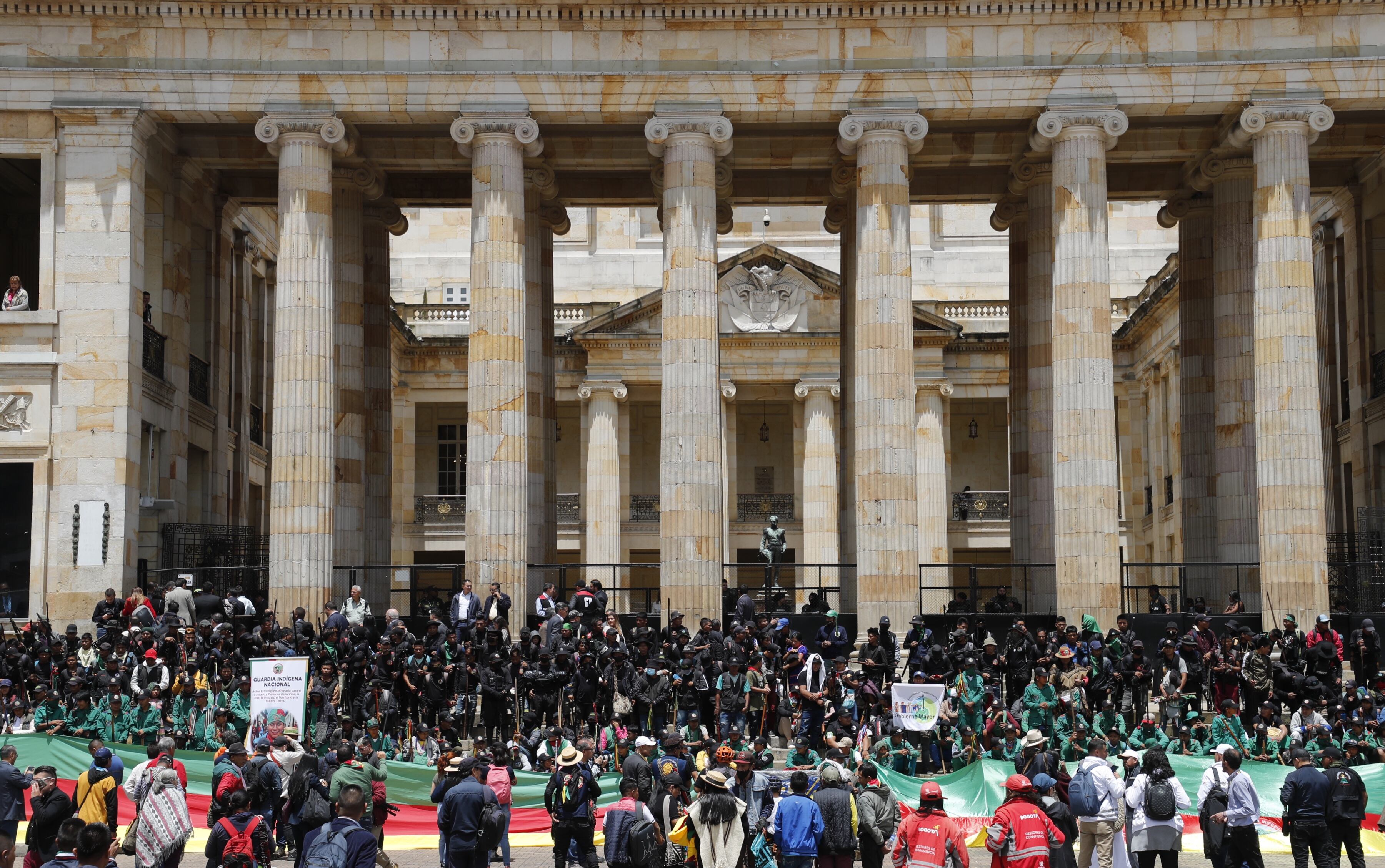 Indigenas del Cauca en las afueras del Congreso