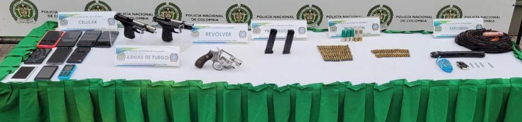 Entre lo incautado se encuentran dos pistolas, un revólver calibre 38 mm y cerca de 100 cartuchos de diferentes calibres