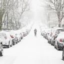LONDRES, REINO UNIDO - 24 DE ENERO: Un hombre con una mascarilla camina por la nieve en Muswell Hill el 24 de enero de 2021 en Londres, Reino Unido. Algunas partes del país vieron nieve y condiciones heladas debido a que el aire ártico hizo que las temperaturas bajaran. Foto: Leon Neal / Getty Images.