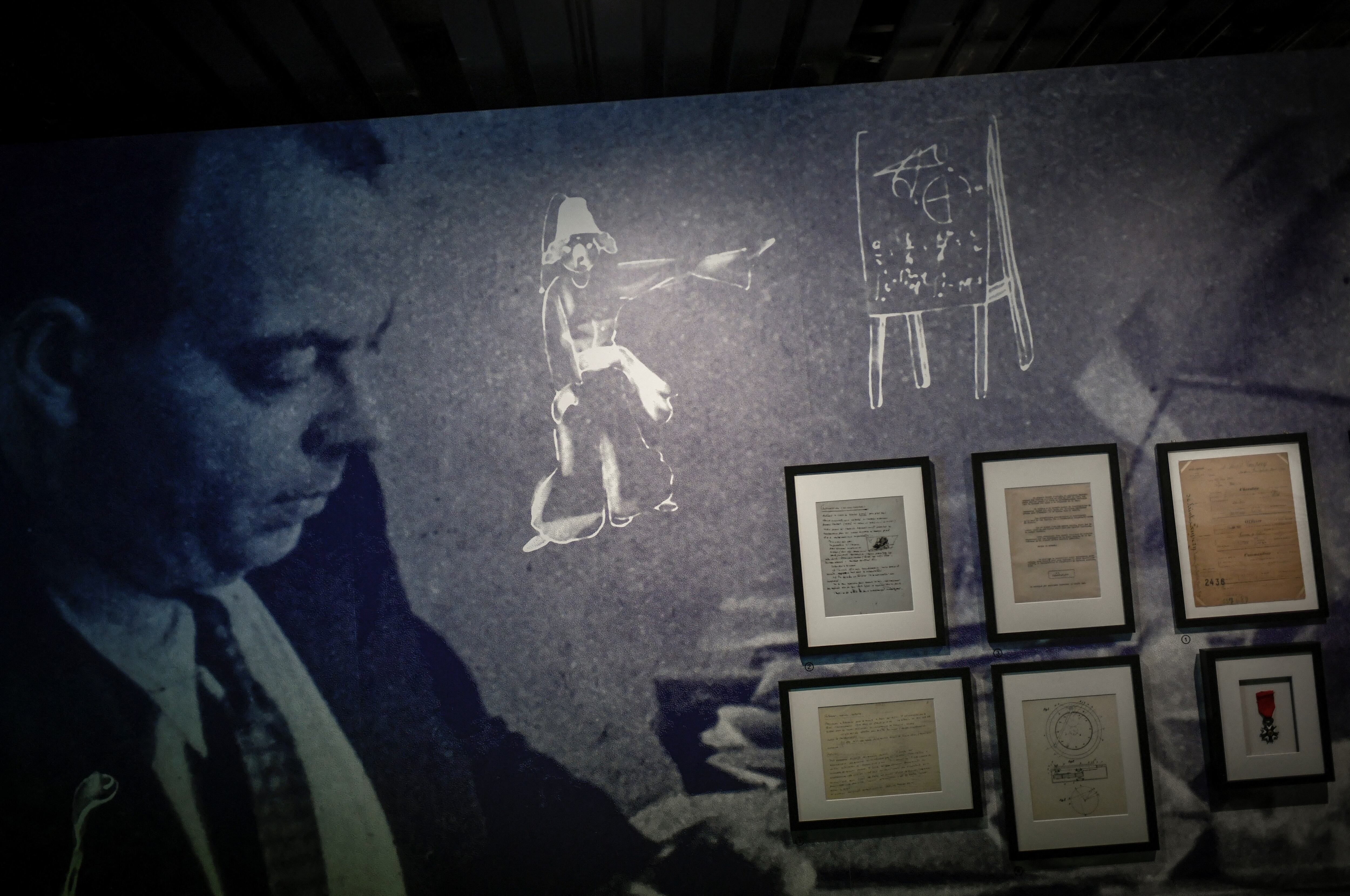 La exposición "Al encuentro del principito" eva hasta junio en el Musée des arts décoratifs de París. Foto: STEPHANE DE SAKUTIN / AFP.