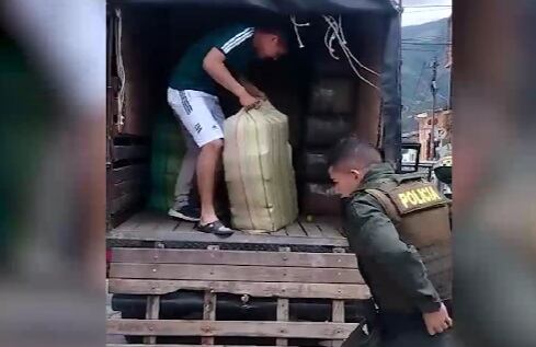 El camión era tan pequeño y el cargamento tan grande que no había forma de ocultarlo.