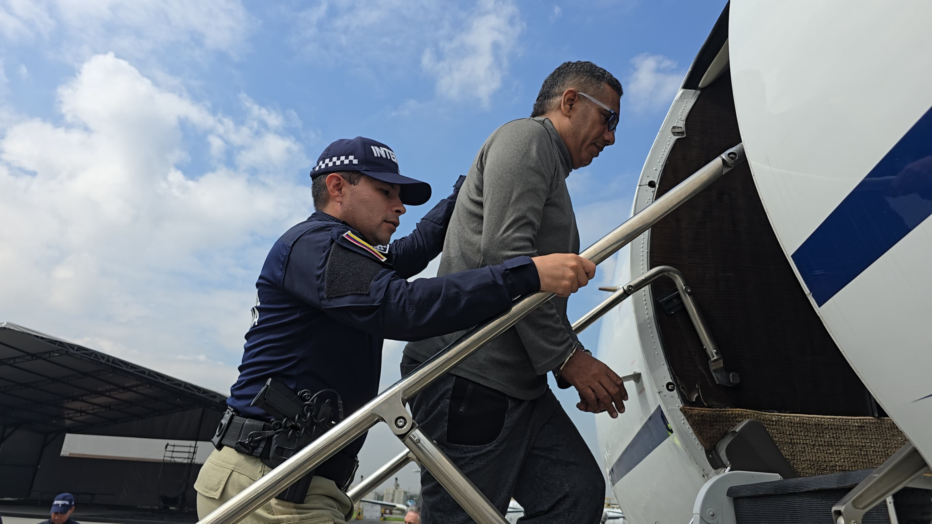 La Policía Nacional, a través de su Dirección de Investigación Criminal e Interpol, llevó a cabo la entrega de ocho colombianos a las autoridades de Estados Unidos, quienes son requeridos por la Corte del Distrito Este de Texas por los delitos de tráfico de drogas y concierto para delinquir.