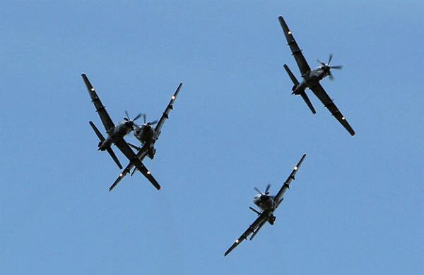 Los visitantes profesionales y el público general contemplaron este viernes las vertiginosas maniobras y giros de los Súper Tucano A-29 y Tucano T-27, fabricados por la brasileña Embrear.