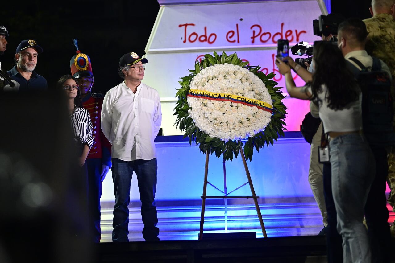 La ofrenda floral en honor a Simón Bolívar, durante el discurso del presidente, Gustavo Petro, en Barranquilla