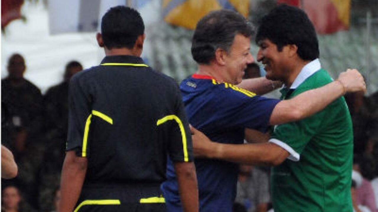 Los capitanes Juan Manuel Santos (Colombia) y Evo Morales (Bolivia) se abrazan antes del inicio del partido.