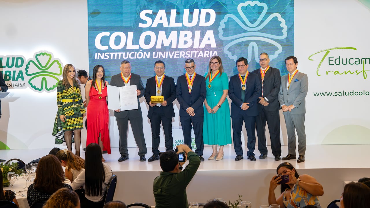 Salud Colombia nació de la visión de un grupo de profesionales que durante años había vivido el mundo de la salud desde los hospitales, las unidades de cuidado intensivo, los quirófanos, la consulta, la docencia y la investigación