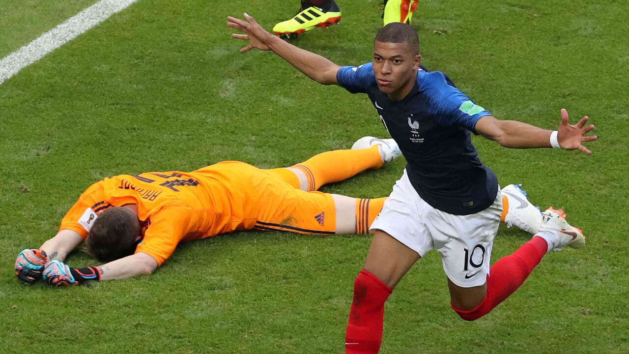 De Tokio a Rio de Janeiro, todos los aficionados al fútbol pueden emular su famosa celebración después de cada gol, con los brazos cruzados y las manos en las axilas.