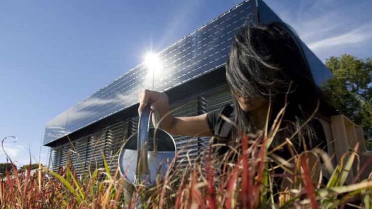 “La energía solar es ilimitada y a la vez subaprovechada, estaríamos andando por el camino equivocado si desconociéramos el potencial que tiene esta alternativa“, argumentó el profesor que guía al grupo de estudiantes.