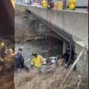 Rescate de hombre atrapado debajo de un puente