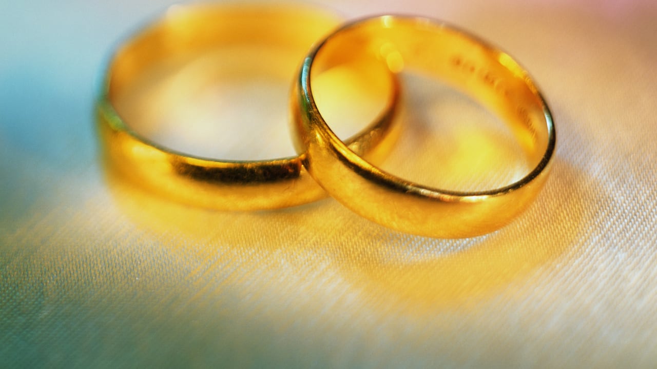 Se lleva a cabo un análisis detallado de las escrituras sobre la convivencia sin casarse según la Biblia, y se exploran posibles interpretaciones.