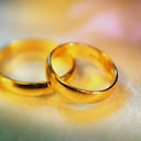 Descubra cómo la Biblia aborda la cuestión de la convivencia antes del matrimonio a través de diversas perspectivas religiosas.