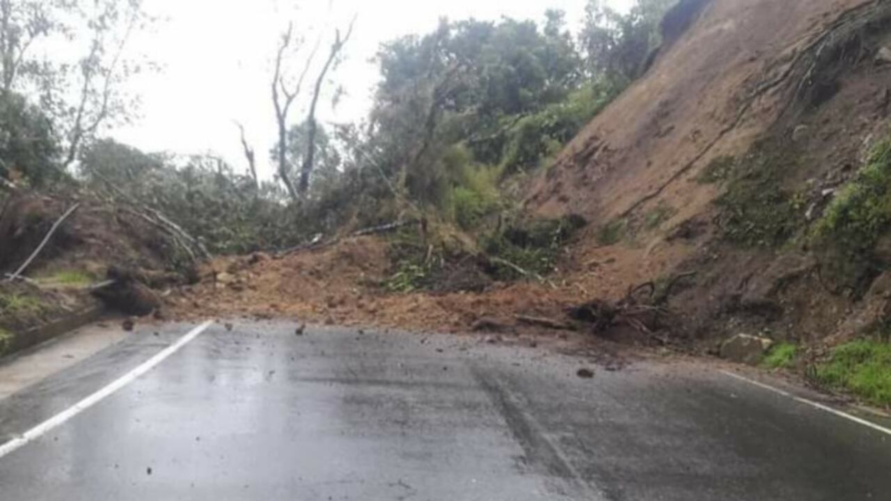 El movimiento en masa se registró específicamente en el kilómetro 56 en el trayecto que conecta a Manizales con el municipio de Fresno en el departamento del Tolima.